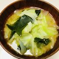 azbjbn's cooksnap of when they made 簡単和食にキャベツ玉ねぎワカメのお味噌汁.
