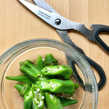 お料理ニャロメ's cooksnap of when they made まな板と包丁を汚さず、オクラを切る！.