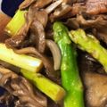 スーちゃん31's cooksnap of when they made きのことベーコンとアスパラ炒め.