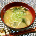 アイリッシュショコラ's cooksnap of when they made しめじとわかめとネギのおみそしる.