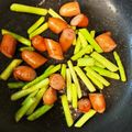 kenhitlove's cooksnap of when they made シャウエッセンとアスパラの炒め.