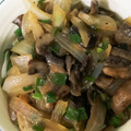 Phamvandon's cooksnap of when they made 簡単♫しいたけと玉ねぎのバター醤油炒め.