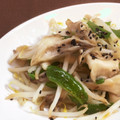 horseland's cooksnap of when they made ごま塩ふりふり舞茸ピーマンもやし炒め.