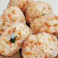 ぱにぱる's cooksnap of when they made 鮭フレークと青紫蘇のおにぎり♬.