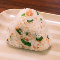 YCHキッチン's cooksnap of when they made 鮭フレークと青紫蘇のおにぎり♬.
