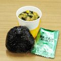 蕎麦の華's cooksnap of when they made 市販の刻み生姜とわかめのおにぎり。.