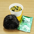 蕎麦の華's cooksnap of when they made 市販の刻み生姜とわかめのおにぎり。.