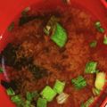 まちゃモンZ's cooksnap of when they made なめことわかめの赤だし.