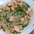 ネコと課長's cooksnap of when they made モヤシとピーマンとウインナーの炒め物.