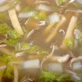 ポムポムポヨコ's cooksnap of when they made 白菜ときのこと油あげのみそ汁.