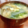 Superlittleboo's cooksnap of when they made 簡単・しめじと豆腐とワカメのお味噌汁.