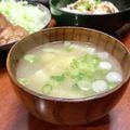 Superlittleboo's cooksnap of when they made 身体に優しい　豆腐と油揚げの味噌汁.