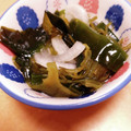 hitomi♪＊'s cooksnap of when they made めかぶとわかめの酢玉ねぎ和え♪.