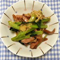 みぃくんのママ's cooksnap of when they made 【副菜】小松菜とえのきのベーコン炒め.