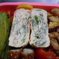お塩と砂糖's cooksnap of when they made レタスの外葉とカニカマのだし巻き玉子.