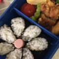 まゆのふ♬'s cooksnap of when they made お弁当に使える　超簡単花型飾りノリ巻.