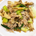 y_u♡'s cooksnap of when they made 豚こまと舞茸と青梗菜のバタポン炒め.