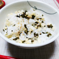 ぱふ♪'s cooksnap of when they made 紫蘇の実漬物と天かすの混ぜ御飯.