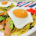 U☆kaoru's cooksnap of when they made 焼きそばも魚肉ソーセージ！片目？乗せ！.