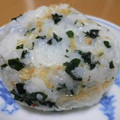 プーアル茶's cooksnap of when they made 桜海老と鮭ワカメのおにぎり～.