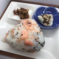 まこさんど's cooksnap of when they made おにぎりシリーズ9♡胡麻塩と鮭のおにぎり.