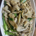 クックVNCVXE☆'s cooksnap of when they made 豚肉と舞茸とゴボウの生姜炒め.