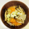 azbjbn's cooksnap of when they made しめじと大根とにんじんのお味噌汁.