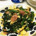 YUKIKI☆'s cooksnap of when they made 春菊と卵とウインナーの鶏ガラの素炒め.
