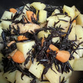 三ちゃん☆'s cooksnap of when they made 油揚げ好きの♪じゃが芋とひじきの炒め煮.
