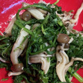 陽炎☆'s cooksnap of when they made 簡単！春菊ときのこの中華和え.