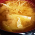 hozunyam's cooksnap of when they made 千切りキャベツとえのきと松山あげの味噌汁.