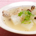 もすろー's cooksnap of when they made 旨い！天然塩だけで手羽元と大根スープ.
