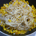 ♪rururu♪'s cooksnap of when they made 洋風に♪えのき茸とコーンのバターしょう油.