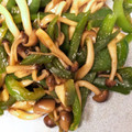 クックA161DB☆'s cooksnap of when they made 大さじ1黄金比♡しめじピーマンの甘辛炒め.