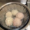 もも・もちこ's cooksnap of when they made おめでたい！紅白　もち米シュウマイ.