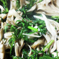 Kekkoro☆'s cooksnap of when they made 春菊と舞茸のにんにく炒め.