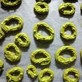 GUGUPEKORI's cooksnap of when they made 抹茶とチョコチップの絞り出しクッキー.