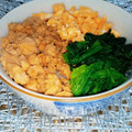 ♪としクック♪'s cooksnap of when they made 簡単☆ほうれん草の三色そぼろ丼.