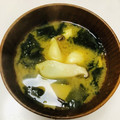 azbjbn's cooksnap of when they made エリンギとわかめのお味噌汁.