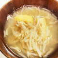 ryutaimama's cooksnap of when they made 定番★もやしと油揚げのお味噌汁★.