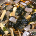はる314's cooksnap of when they made 簡単！ヘルシー蒟蒻とワカメときのこの煮物.