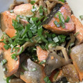 クックHPXE83☆'s cooksnap of when they made 生秋鮭とブナしめじのしょうゆマヨ炒め.