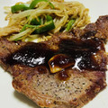 はっぴぃ☆モソモ's cooksnap of when they made 安いステーキ肉が簡単に絶品もやし炒め添え.