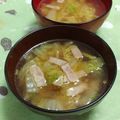 赤い電話's cooksnap of when they made 白菜とベーコンのコンソメみそ汁.