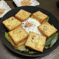 クロ８５'s cooksnap of when they made 九条ネギ＋絹厚揚げのアヒージョ炒め＋月見.