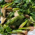 野菜食べたいママ's cooksnap of when they made ちぢみほうれん草とベーコンの炒め物.