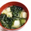 TOMOえ's cooksnap of when they made わかめとふの味噌汁.