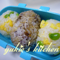 yukiはぴ's cooksnap of when they made ころころ✿枝豆と卵のおむすび✿.