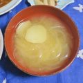 mmameco's cooksnap of when they made 定番！玉葱とじゃがいもの味噌汁.