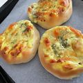 みぃᒼᑋªⁿ★ᯤ's cooksnap of when they made チーズ好きのとろ～り焼きカレーパン☆HB.